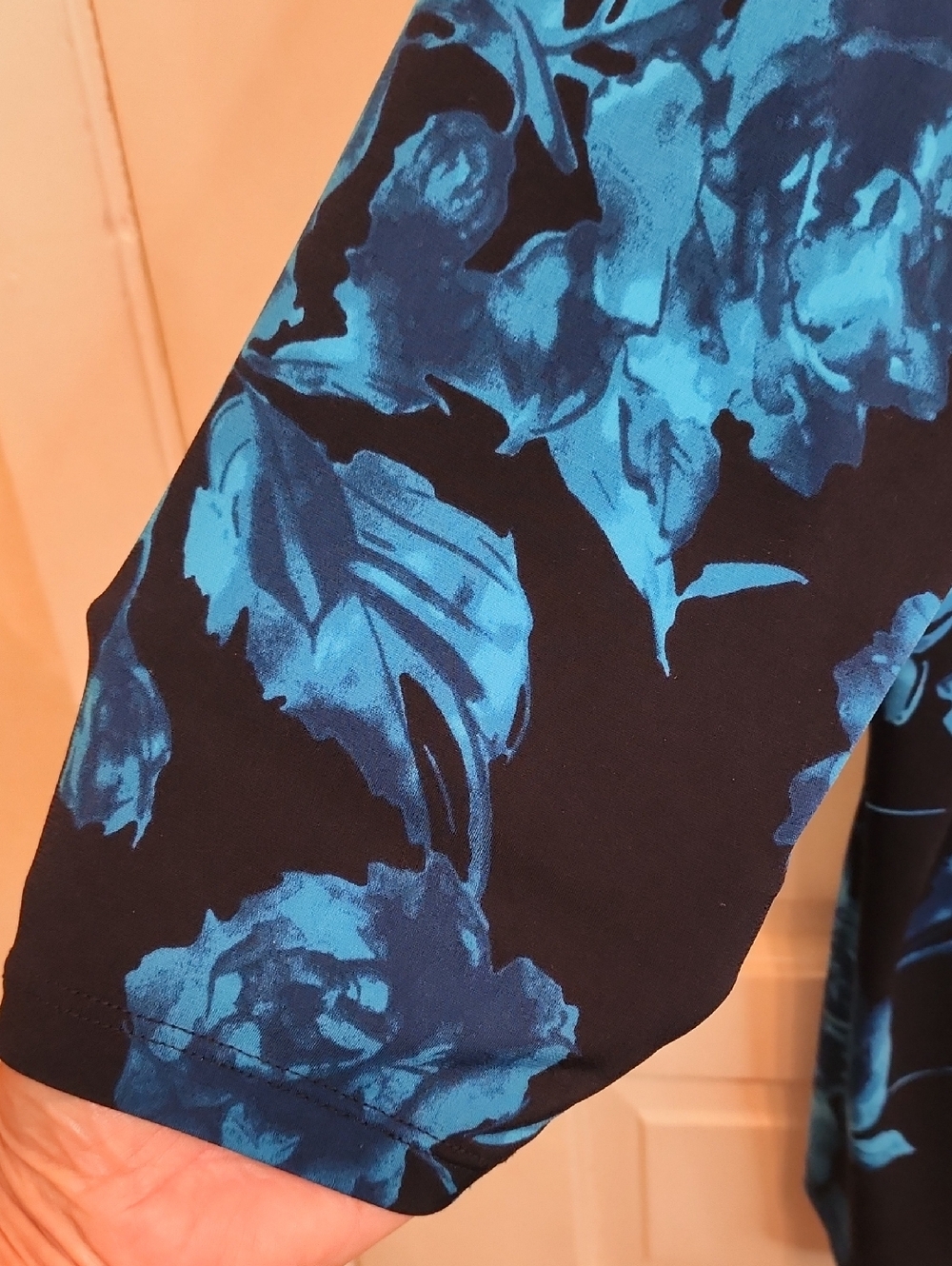 SUSAN GRAVER Women’s ROYAL Blue on Black Floral Scoop Neck Top 3/4 Sleeve - Picture 5 of 6